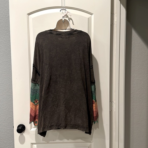 WeTheFree screenprint T in faded black motif w colored crochet sleeves.Size M/L - Picture 3 of 4